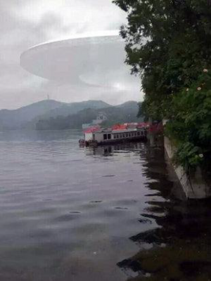 Huge cloaked UFO photographed travelling over China and India by many witnesses